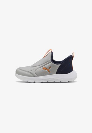 Grijze instapsneaker met marineblauwe hiel, witte zool en oranje Puma-logo, met trekklipjes op de tong en hiel.