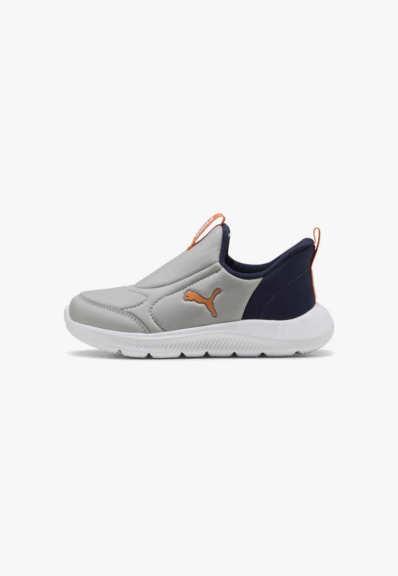 Baskets grises slip-on avec talon bleu marine, semelle blanche et logo Puma orange, avec languettes sur la languette et au talon.