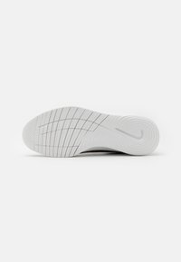 Nike Performance FLEX EXPERIENCE RUN 12 - Väglöparskor - black/olive aura/anthracite/bronzine/amber brown/summit white