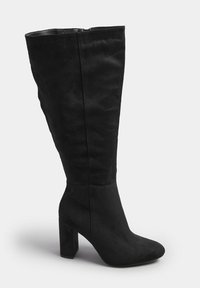Czarne kozaki do kolan z zamszu, z blokowym obcasem i okrągłym noskiem. Gładka tekstura z prostym wzornictwem i czystymi liniami.