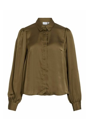 Blusa in satin verde oliva con colletto classico, chiusura a bottoni frontale e maniche lunghe a sbuffo, caratterizzata da una texture liscia e lucente.