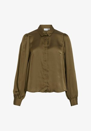 Olīvu zaļš satīna blūze ar klasisku apkakli, priekšējo pogu aizdari un puffed garajām piedurknēm, ar gludu, spīdīgu tekstūru.