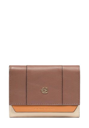 Portafoglio in pelle marrone, arancione e beige con chiusura a patta e piccolo logo metallico al centro del pannello frontale.