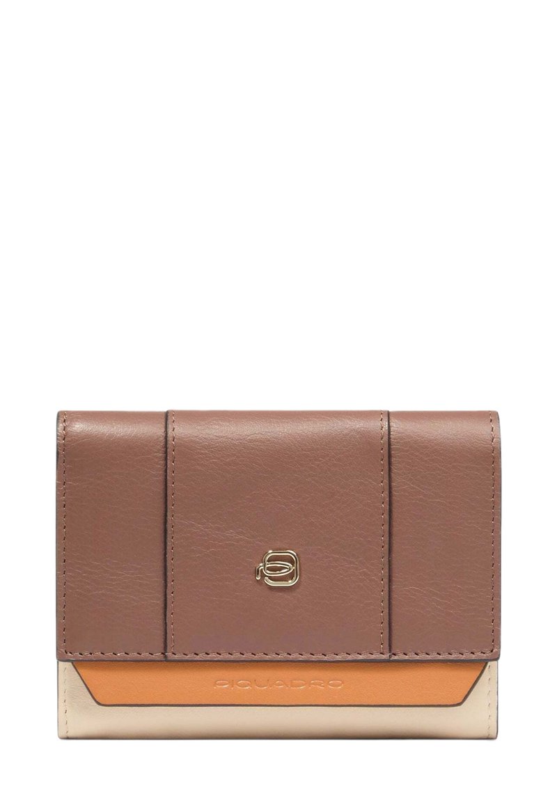 Portafoglio in pelle marrone, arancione e beige con chiusura a patta e piccolo logo metallico al centro del pannello frontale.
