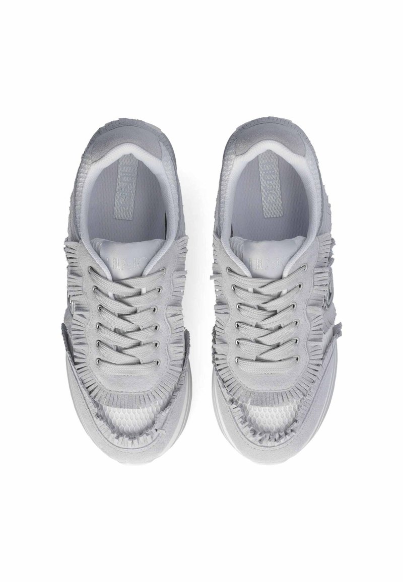 Graue Sneaker mit einem strukturierten, ausgefransten Obermaterial, einer verstärkten Zehenpartie und mehreren Ösen für die Schnürsenkel. Die Sohle ist leicht erhöht und glatt.