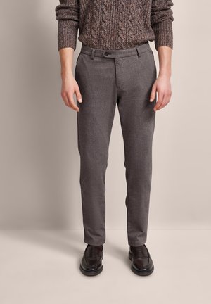 Gray tailored trousers made of textured fabric, featuring a button closure, side pockets, and a slim fit. Paired with black shoes.
