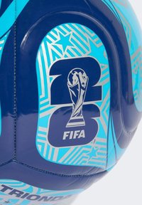 FIFA-brendirana lopta za nogomet s plavom i svjetloplavom shemom boja, koja sadrži grafiku srebrnog trofeja i uzorke zvijezda po površini.