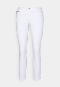 Jeans blancos ajustados hechos de tela elástica que presentan un detalle de bolsillo con cremallera, un diseño clásico de cinco bolsillos y un cierre de botón metálico en la cintura.