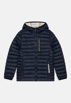 Veste matelassée à capuche bleu marine avec fermeture éclair frontale, fermeture éclair de la poche poitrine et texte "VINGINO" sur le bas à gauche.