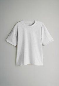 Helles graues T-Shirt mit kurzen Ärmeln aus weichem Stoff. Hat einen runden Halsausschnitt und einen lockeren Schnitt, ohne sichtbare Muster oder Akzente.