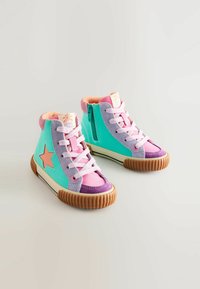 Wysokie sneakersy w kolorach mięty, różu i fioletu z zamszu. Zawierają akcent w kształcie gwiazdki oraz gumową podeszwę z teksturowanym gripem.