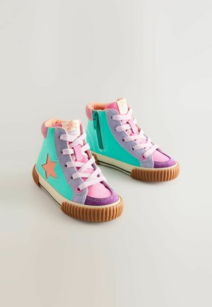 Sneaker alte in una combinazione di suede verde menta, rosa e viola. Include un accento a stella e una suola in gomma con grip testurizzato.