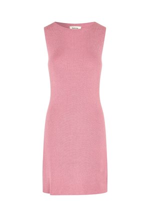 Vestido de punto acanalado sin mangas en color rosa, con cuello redondo y silueta recta, que llega hasta la mitad del muslo, con una textura suave en toda su extensión.