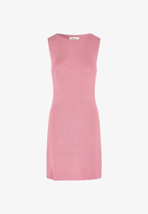 Rosa ribbet strikket ermeløs kjole med rund hals og rett silhuett som ender midt på låret, med en jevn tekstur gjennom hele kjolen.