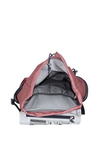 Zaino con un esterno in tessuto rosa e un interno grigio, dotato di chiusura a cordoncino e scomparti interni per l'organizzazione.