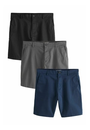 Trei perechi de pantaloni scurți casual pentru bărbați în negru, gri și albastru închis, fiecare având pense pentru curea, buzunare frontale și închidere cu nasture.