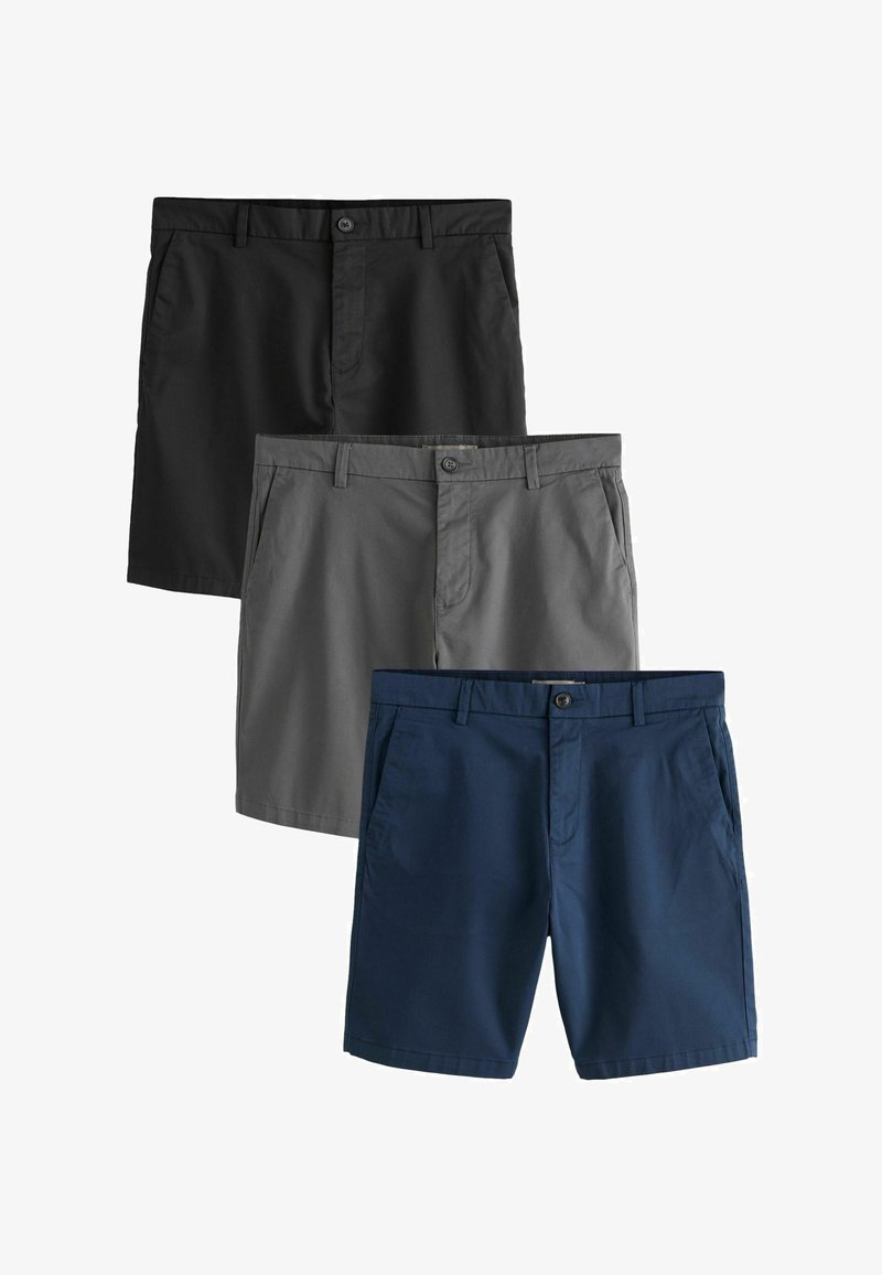 Trois paires de shorts décontractés pour hommes en noir, gris et bleu marine, chacun avec des passants pour ceinture, des poches avant et une fermeture par bouton.
