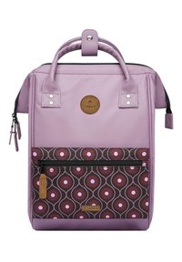 Sac à dos violet avec doubles poignées et fermeture éclair. Présente une poche sombre à motifs et un patch logo circulaire à l'avant.