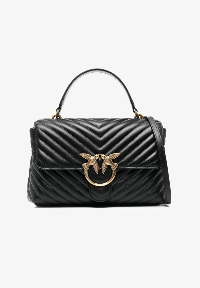Bolsa de couro preta acolchoada com uma pega curva, hardware dourado em forma de pássaro e uma alça de ombro destacável. Detalhe em padrão zig-zag.