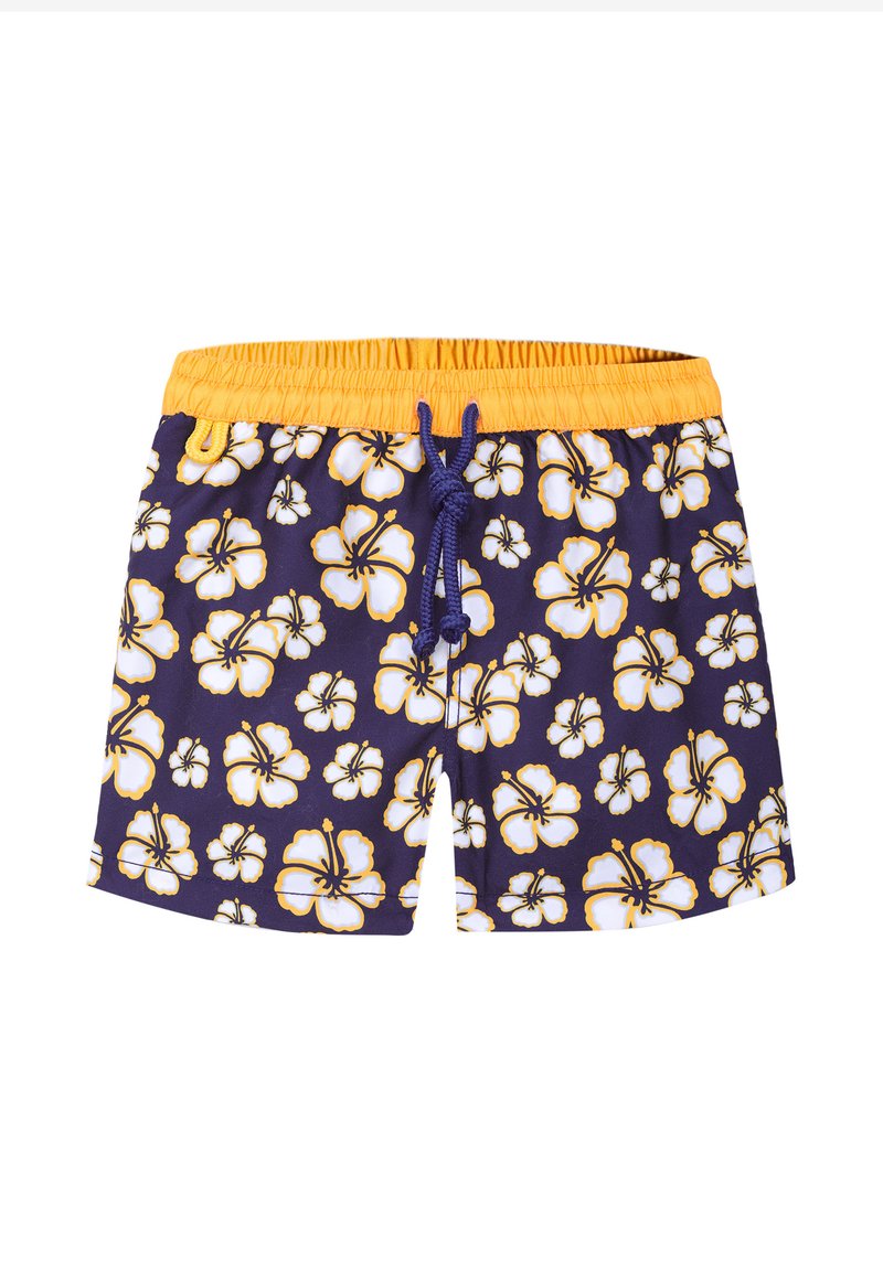 Shorts de bain avec un fond bleu marine orné de fleurs d'hibiscus blanches et jaunes, taille élastique jaune et cordon violet.