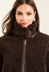 Lipsy REGULAR FIT - Flīsa jaka - brown