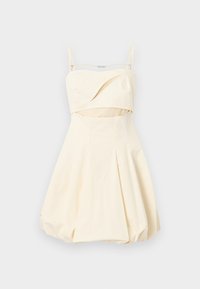 Κρεμ strapless bubble φόρεμα με λεπτούς χρυσούς ιμάντες αλυσίδας και μικρή περικοπή κάτω από το στήθος.