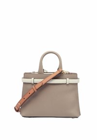 Sac à main en cuir tan avec doubles poignées, bandoulière amovible et garniture de couleur claire. Texture lisse avec des accents en métal doré.