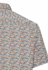 Korte mouwen shirt met een bloemenpatroon in tinten oranje, blauw en grijs; gemaakt van lichtgewicht stof met een zachte textuur.