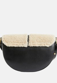 Borsa a spalla in pelle nera con una patta in pelliccia sintetica color crema, forma arrotondata e dettagli in metallo dorato. Contrasto testurizzato nei materiali.