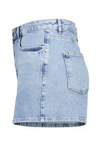 Jupe mini en denim bleu clair à taille haute, avec deux poches arrière, ourlet effiloché et détails de surpiqûres visibles.