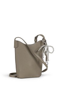 Bolso de mano de cuero texturizado gris con un diseño minimalista, que cuenta con una correa delgada y acentos decorativos de hardware plateado.