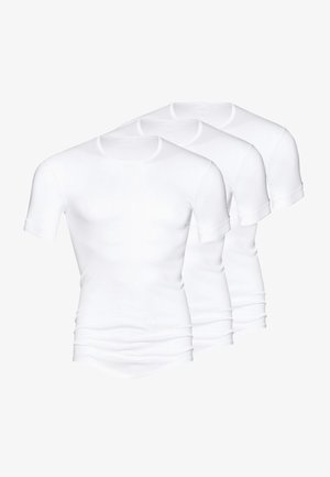 Trzy proste białe t-shirty z krótkim rękawem, wykonane z miękkiego materiału, z okrągłym dekoltem i dopasowanym krojem, wyeksponowane w ułożonej stosie aranżacji.