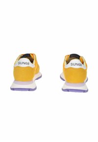 Gele suede sneakers met een witte hak en paarse zool. Met de tekst "SUN68" op de hak, een ronde neus en een lichtgewicht dempingontwerp.