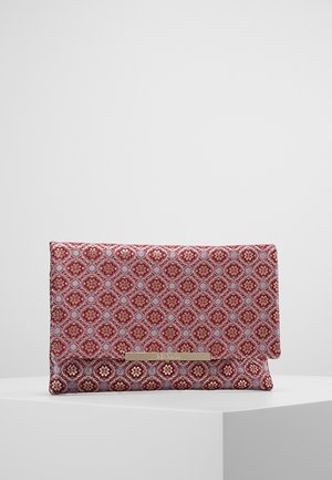 Suorakaiteenmuotoinen punainen iltalaukku, jossa on toistuva kukka- ja geometrinen kuvio, ja etukannessa pieni kullanvärinen metallinen brändilaatta.