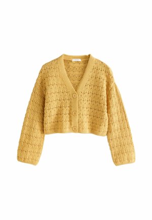 Gul strikket kort cardigan med lange ærmer, tre knapper foran og et tekstureret hulmønster.