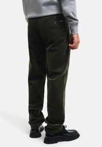GANT REGULAR - Stoffhose - dark sage