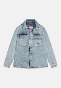 Giubbotto in denim azzurro chiaro con chiusura a bottoni, due tasche sul petto e colletto classico. Il tessuto presenta una finitura leggermente sbiadita e dettagli di cucitura.
