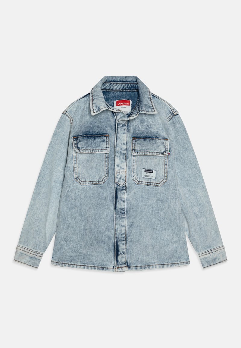 Giubbotto in denim azzurro chiaro con chiusura a bottoni, due tasche sul petto e colletto classico. Il tessuto presenta una finitura leggermente sbiadita e dettagli di cucitura.