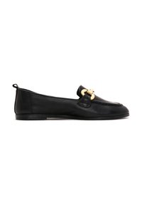 Zwarte leren platte schoenen met een ronde neus, voorzien van een goudkleurige hardware accent en een platte zool. Glad oppervlak met subtiele stiksels.
