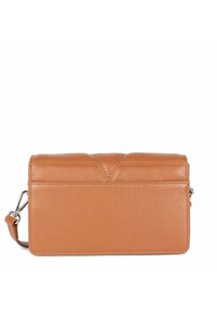 Borsa in pelle marrone con finitura testurizzata e forma piatta e rettangolare. Presenta un delicato dettaglio di cucitura e una tracolla rimovibile.