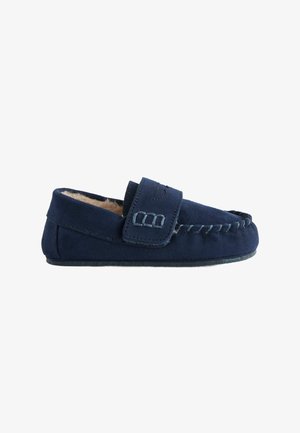 Pantofole mocassino in suede blu navy con una morbida fodera, dotate di un motivo di cucitura decorativo e di una cintura regolabile sulla parte superiore.