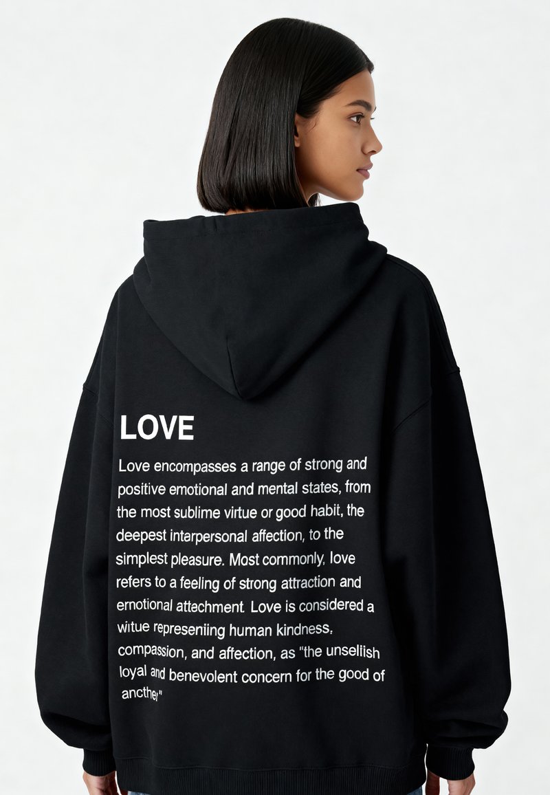 Svart hoodie med en stor vit texttryck som säger "KÄRLEK" och en detaljerad beskrivning av begreppet kärlek på baksidan. Mjuk stof, avslappnad passform.