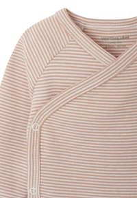 Hellrosa und weiß gestreiftes Wickel-Body für Säuglinge aus weicher Baumwolle, mit einem Überkreuz-Front und zwei runden Druckknöpfen.