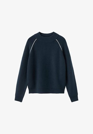 Pulover tricotat bleumarin, cu mâneci lungi, guler rotund cu nervuri, manșete și tiv, și o linie subțire albă pe cusăturile umerilor.