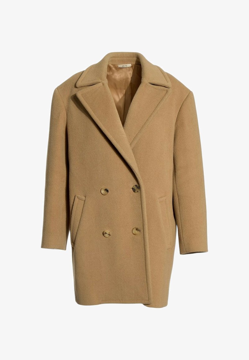 Manteau croisé en laine de chameau avec larges revers, deux poches avant et boutons, présenté sur fond blanc.