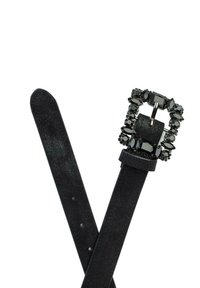 Zwarte nubuck leren riem met een rechthoekige gesp versierd met zwarte edelstenen, inclusief ovale en ronde vormen. Voelt glad aan en heeft een verstelbare pasvorm.