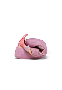 Zapatilla plegable en un degradado de rosa y naranja. Suela de goma texturizada con una superficie estampada. Forro de tela suave y detalle de correa en bucle.