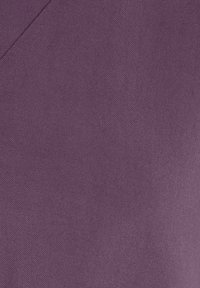 Tessuto viola con una superficie texture, caratterizzato da un aspetto liscio e intrecciato con una leggera lucentezza. Il materiale presenta un colore uniforme in tutta la sua superficie.