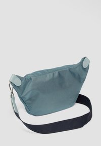 Blauwe gestructureerde stof schoudertas met een donkere riem, voorzien van lichtblauwe accenten en een ritssluiting. Gestructureerd, hoekig ontwerp.