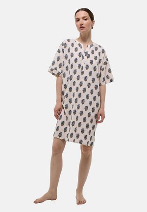 Robe à manches courtes en tissu rose clair avec un motif floral bleu, avec un col en V et une coupe ample, atteignant le mi-cuisse.